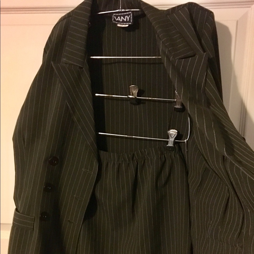 Skirt suit